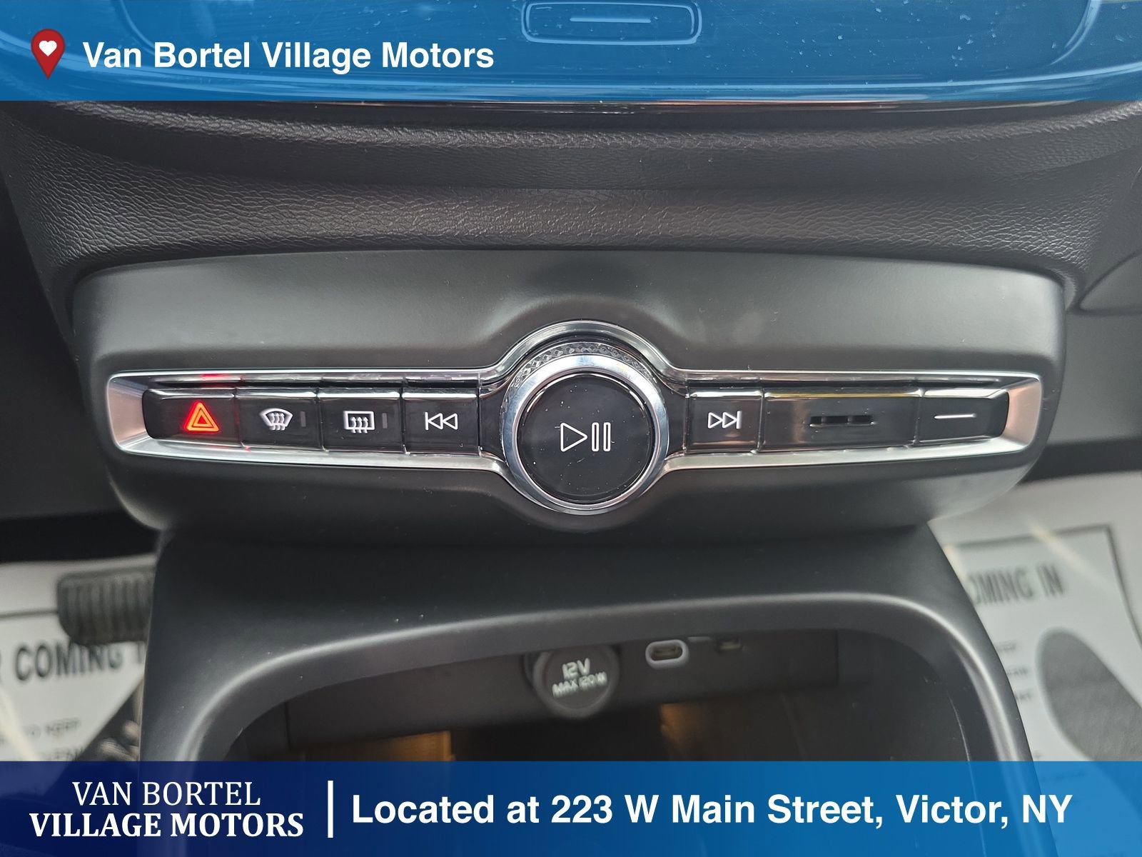 Used 2023 Volvo XC40 B5 Ultimate image 21