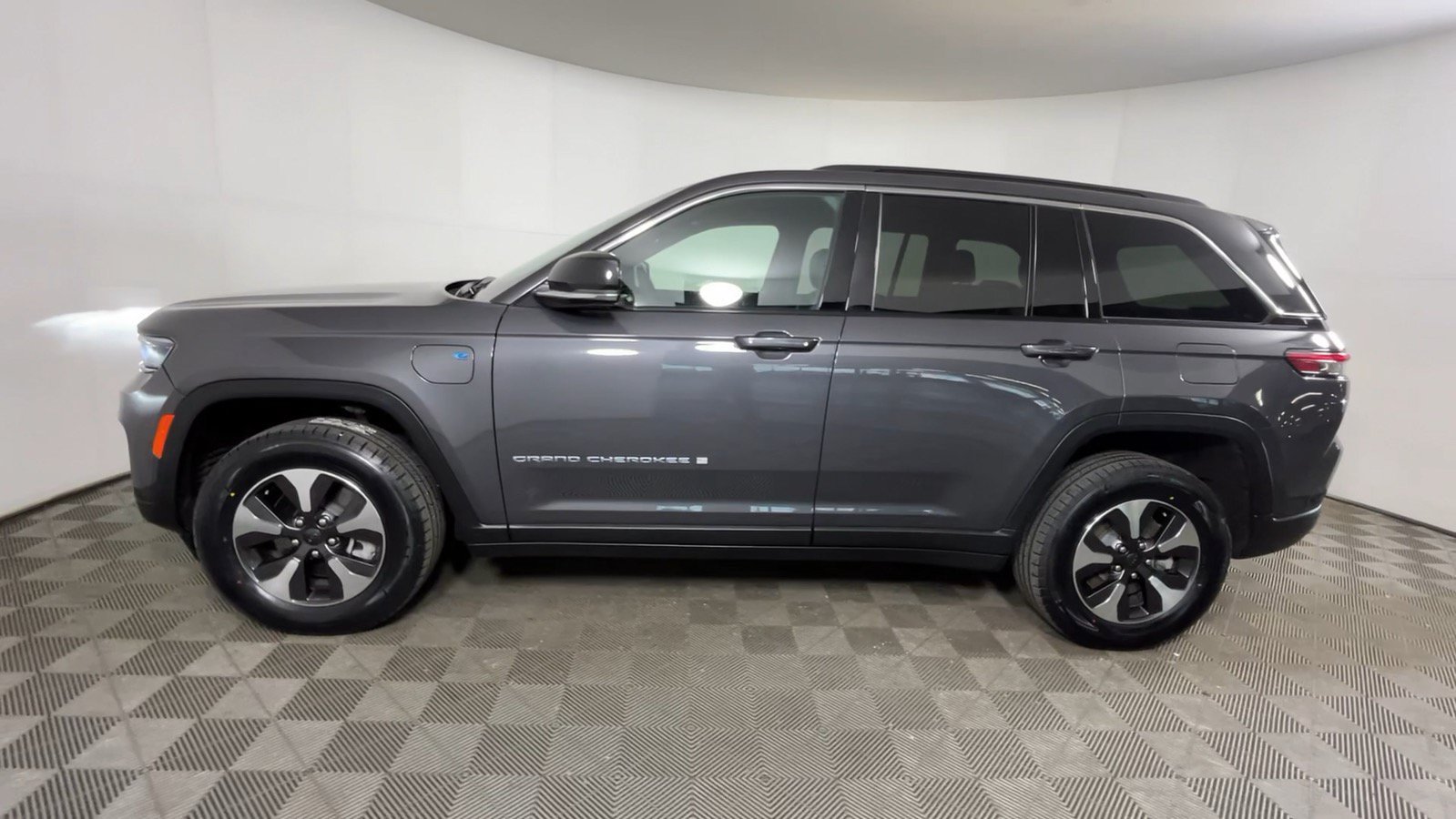 Used 2024 Jeep Grand Cherokee Limited 4xe w/ Trailer Tow Package AWD/4WD image 12