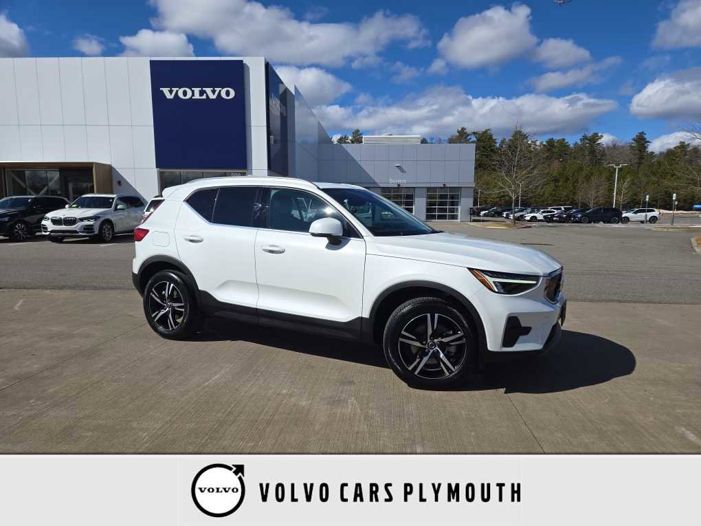 Used 2025 Volvo XC40 B5 Core