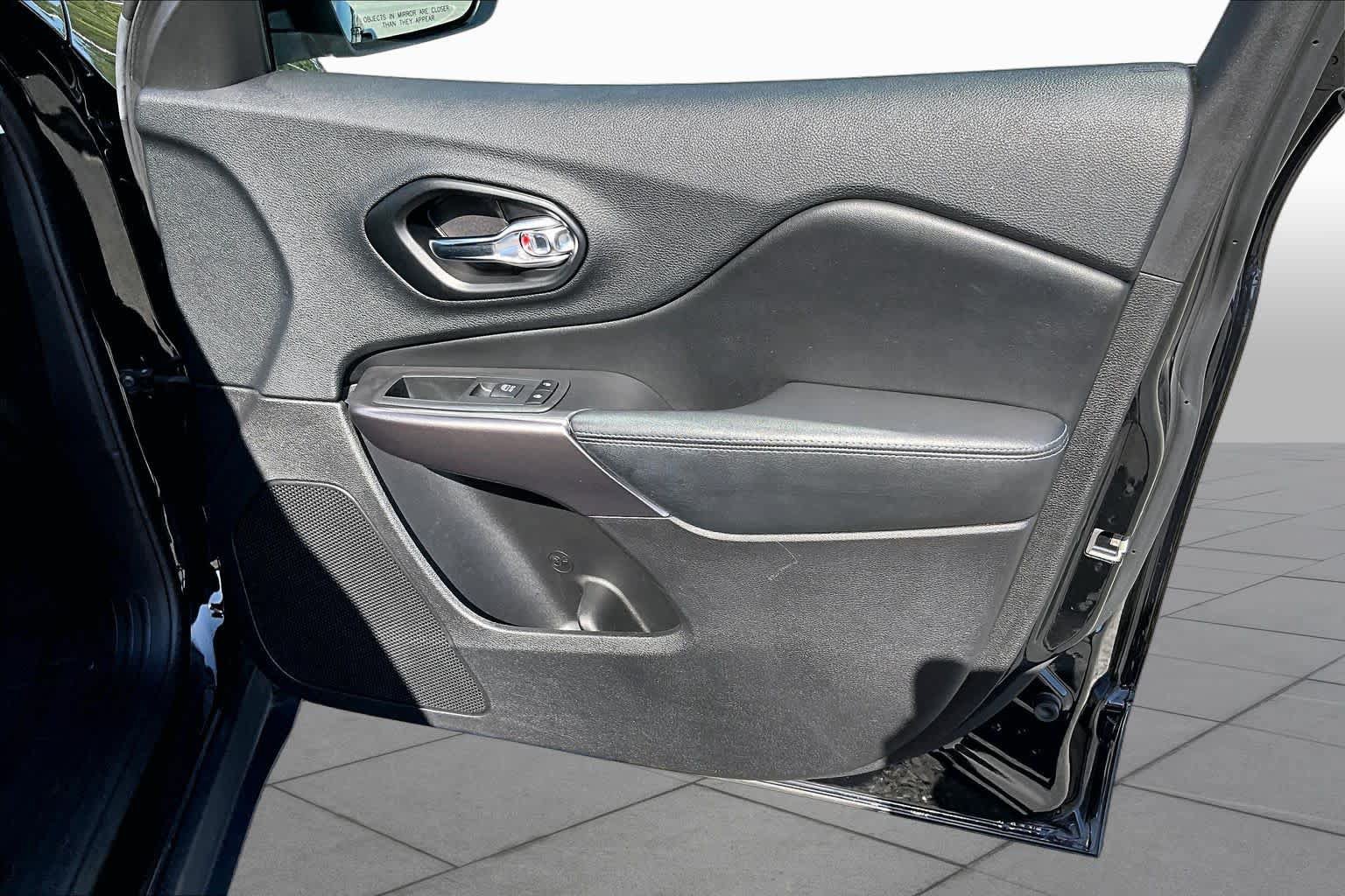 Used 2021 Jeep Cherokee Latitude FWD image 21