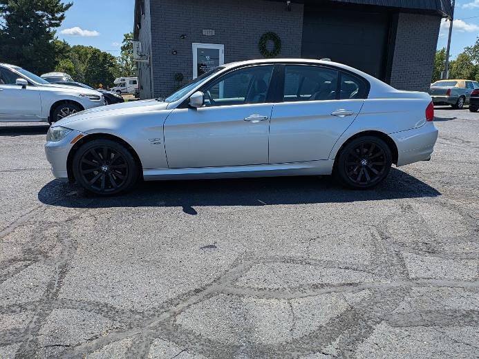 Used 2011 BMW 328i xDrive Sedan AWD/4WD image 2