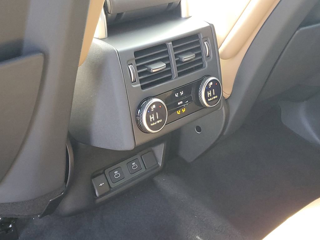 Used 2025 Land Rover Discovery Dynamic SE AWD/4WD image 33