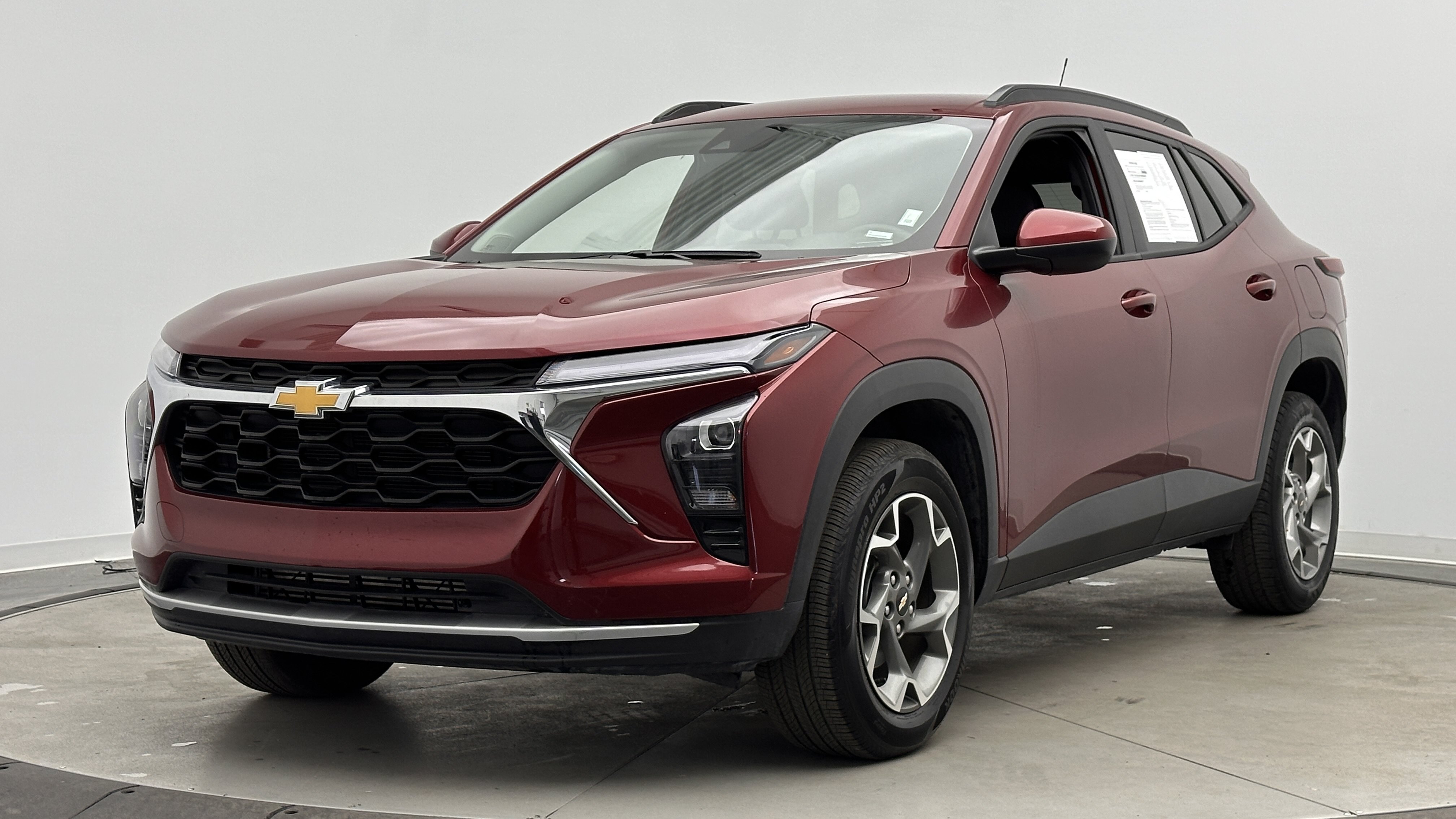 Used 2025 Chevrolet Trax LT FWD image 8