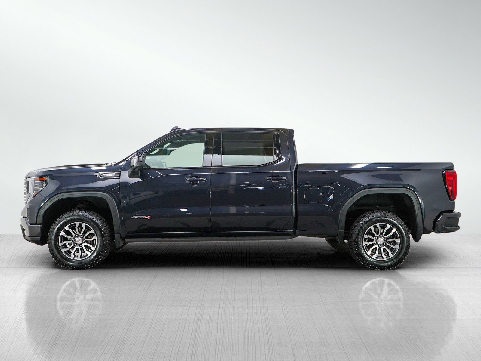 Used 2022 GMC Sierra 1500 AT4 AWD/4WD image 2