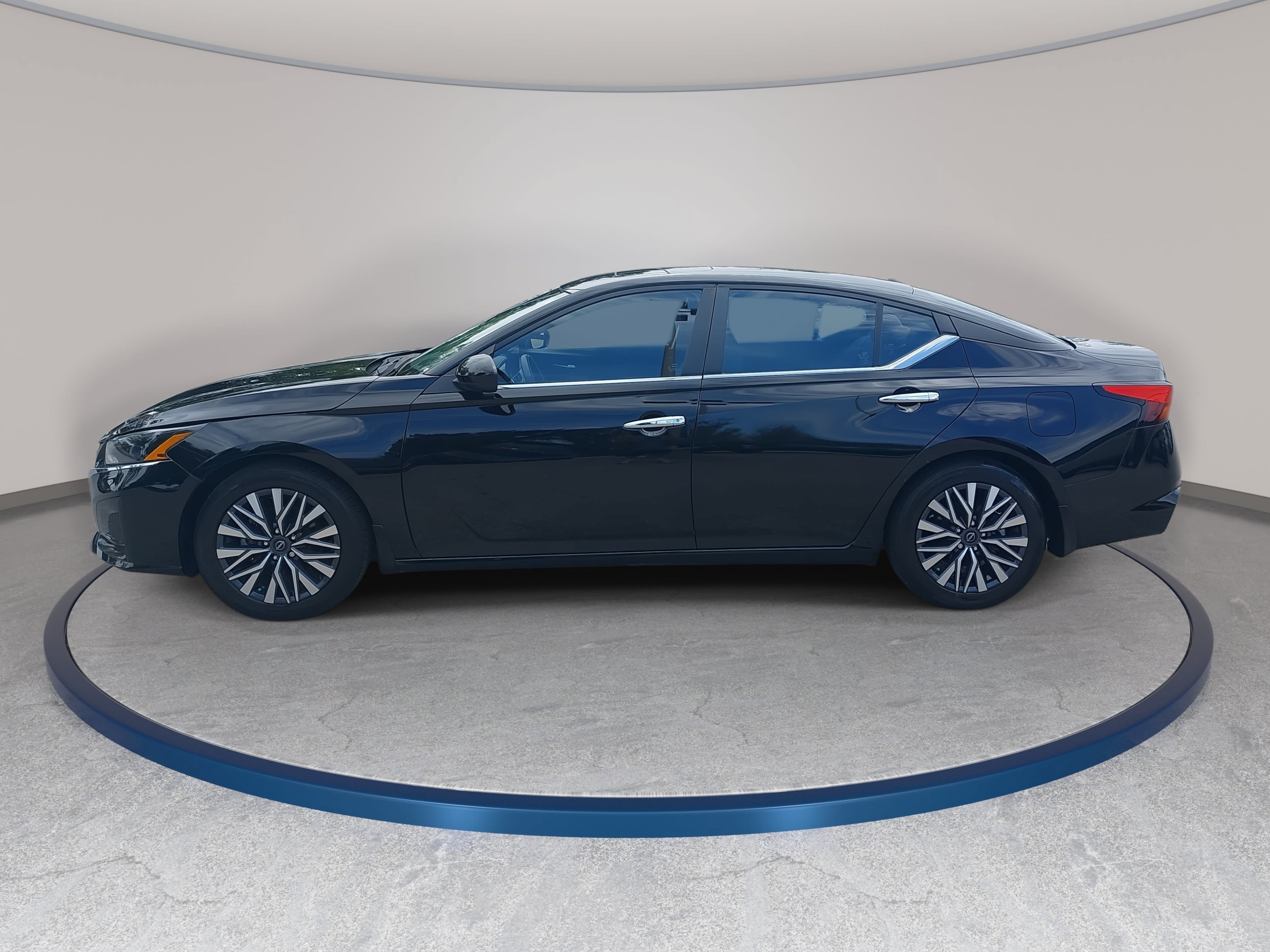 Used 2024 Nissan Altima 2.5 SV w/ SV Premium Package FWD image 8