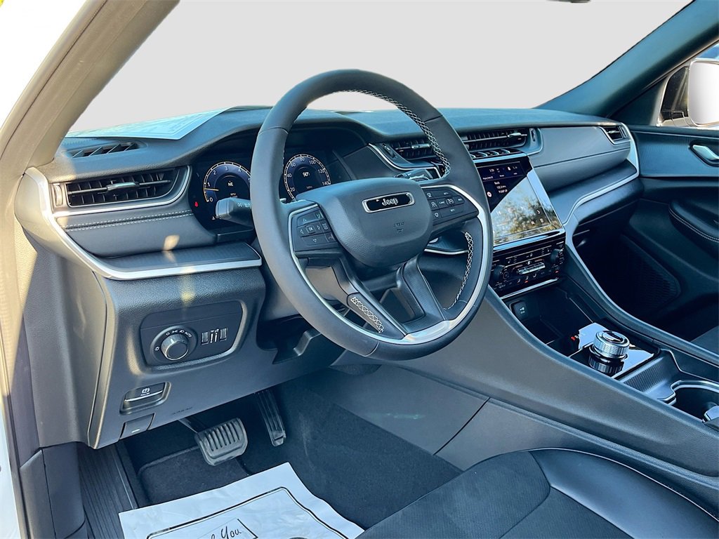New 2025 Jeep Grand Cherokee L Altitude image 9