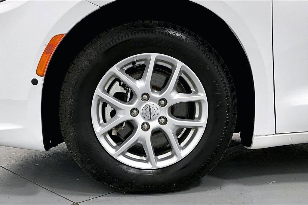 Used 2023 Chrysler Pacifica Touring-L FWD image 11