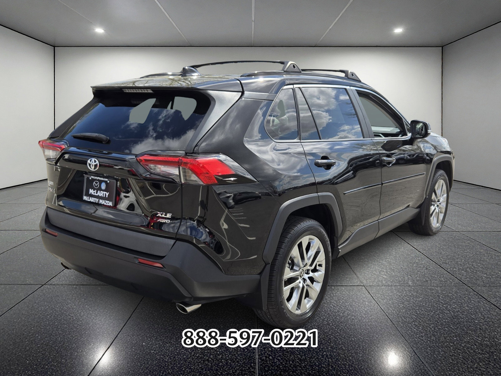 Used 2021 Toyota RAV4 XLE Premium image 5