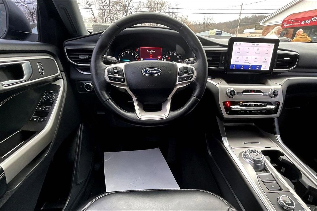 Used 2022 Ford Explorer XLT w/ Equipment Group 202A image 5