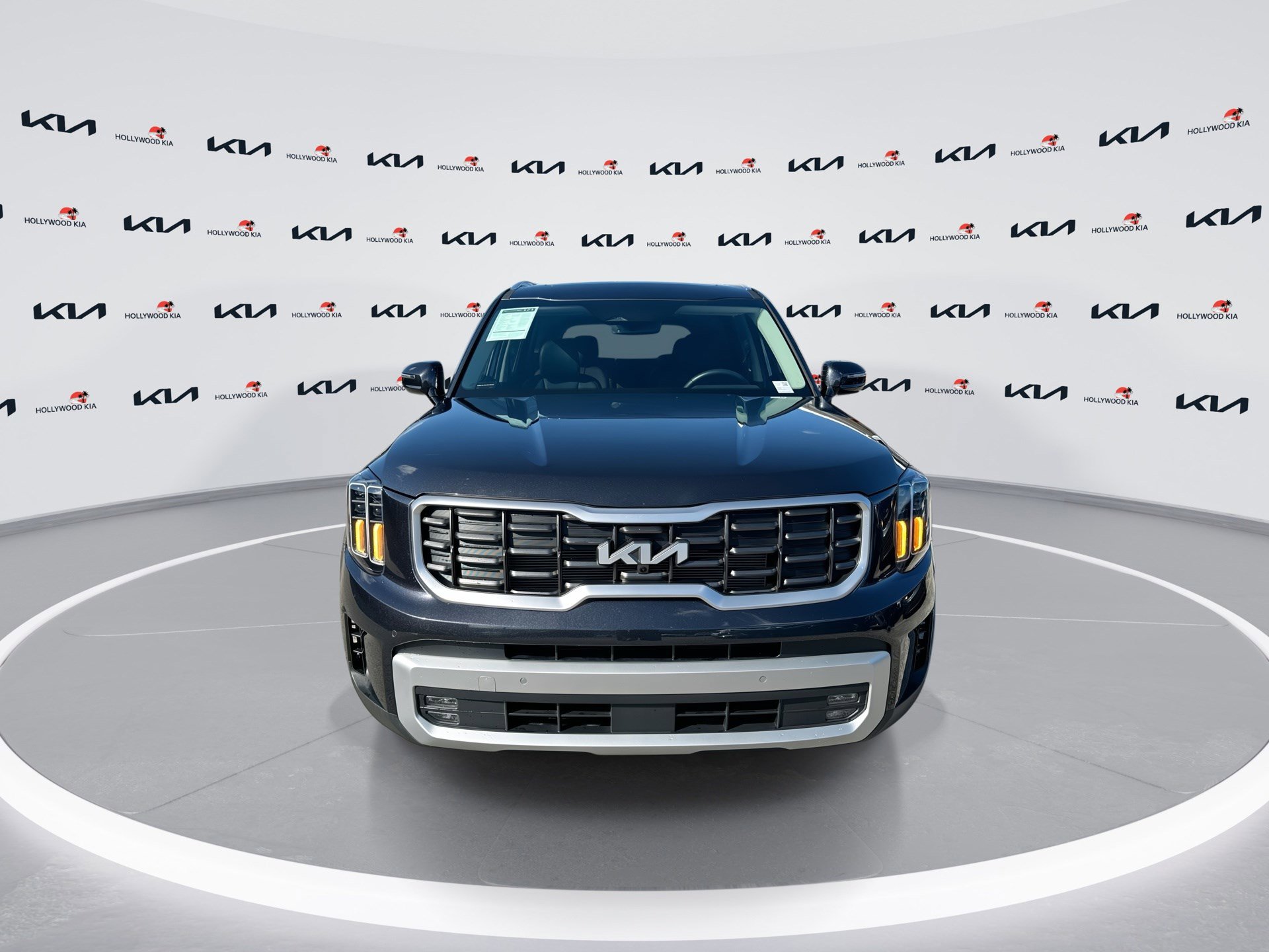 Used 2025 Kia Telluride SX w/ SX Captain's Chair Package image 3