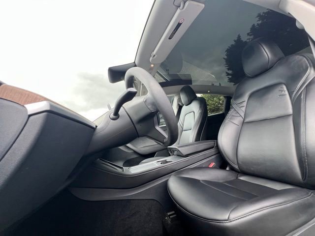 Used 2025 Tesla Model Y Long Range AWD/4WD image 18