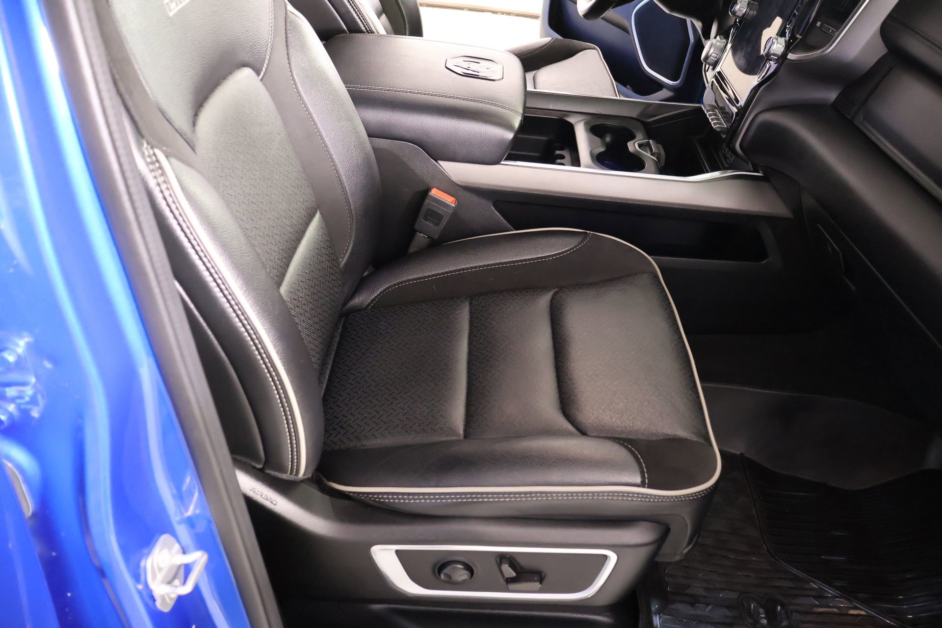 Used 2022 RAM 1500 Laramie w/ Sport Appearance Package AWD/4WD image 14