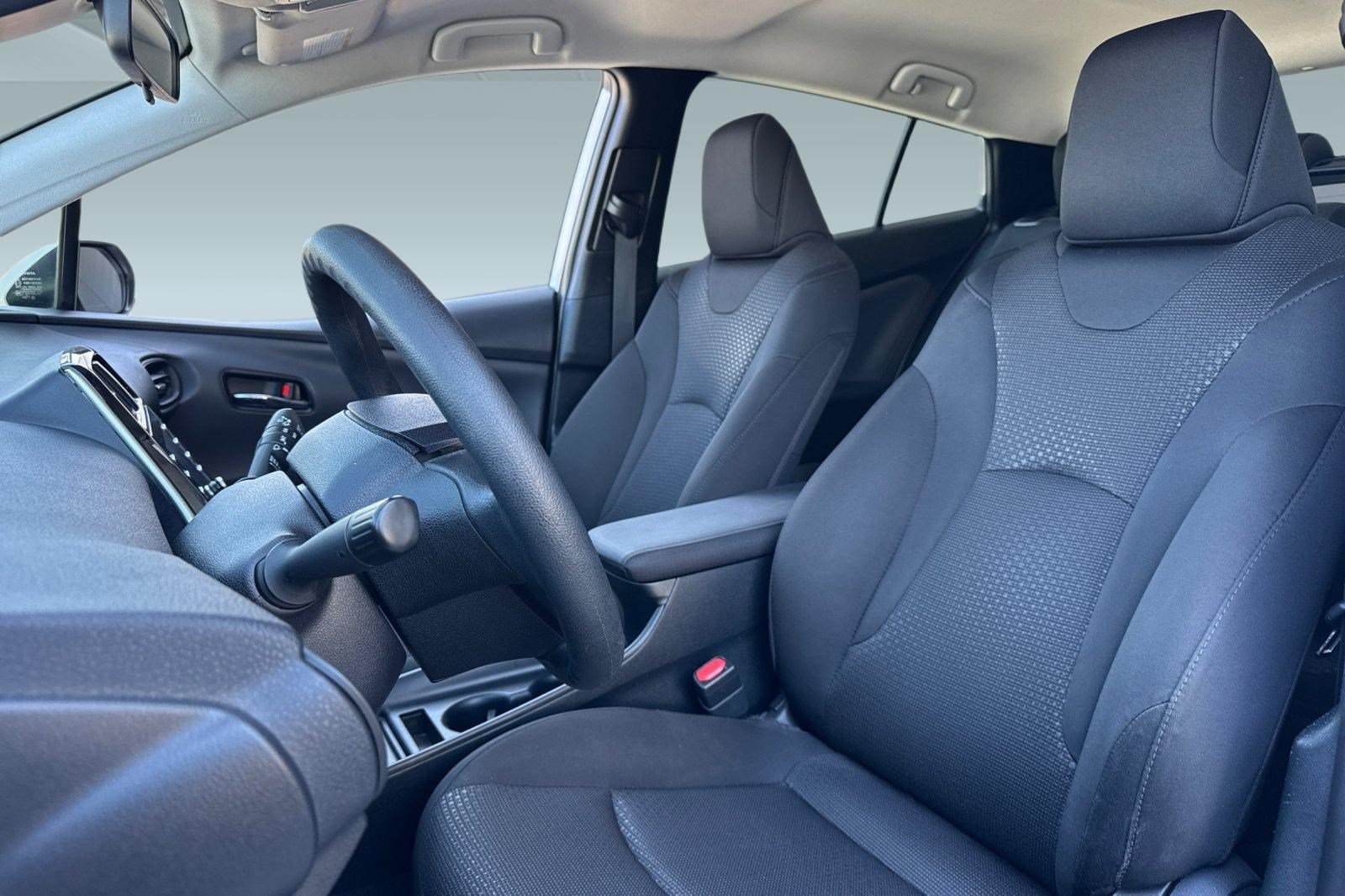 Certified 2022 Toyota Prius LE FWD image 5