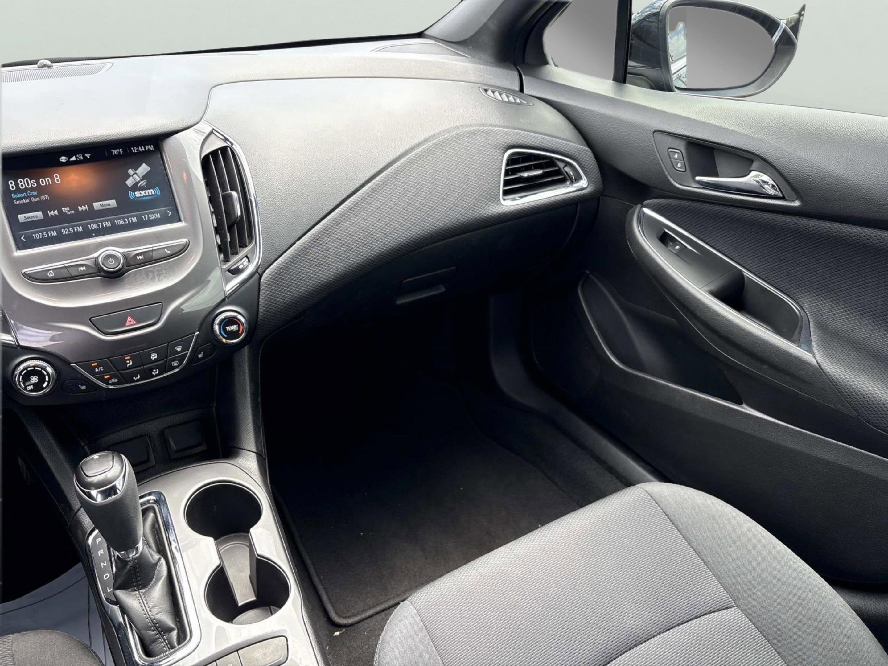 Used 2018 Chevrolet Cruze LT w/ Convenience Package FWD image 10