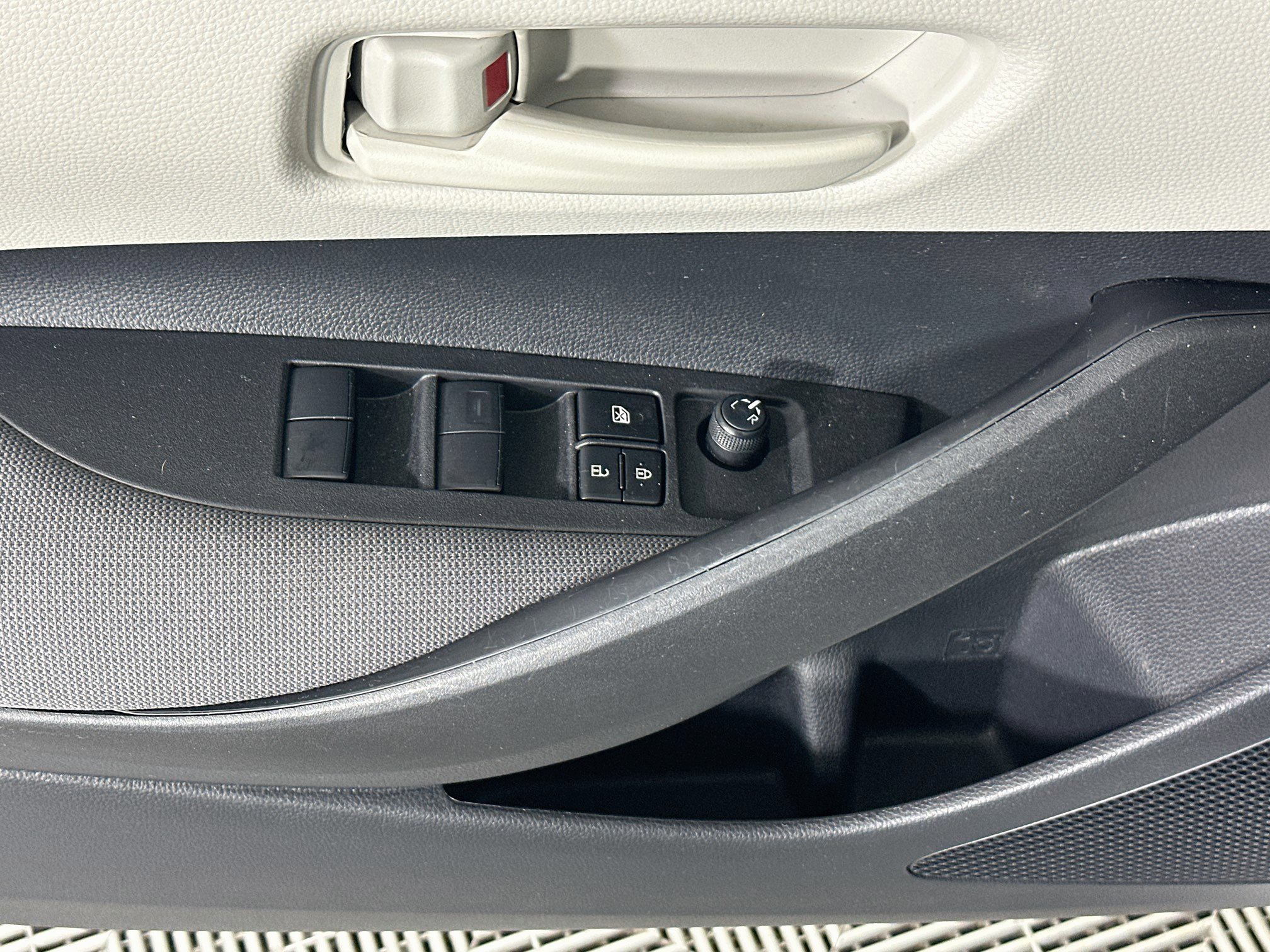 Certified 2025 Toyota Corolla LE FWD image 14
