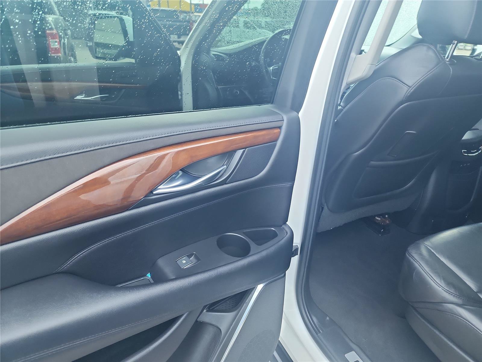 Used 2019 Cadillac Escalade ESV Luxury RWD image 18