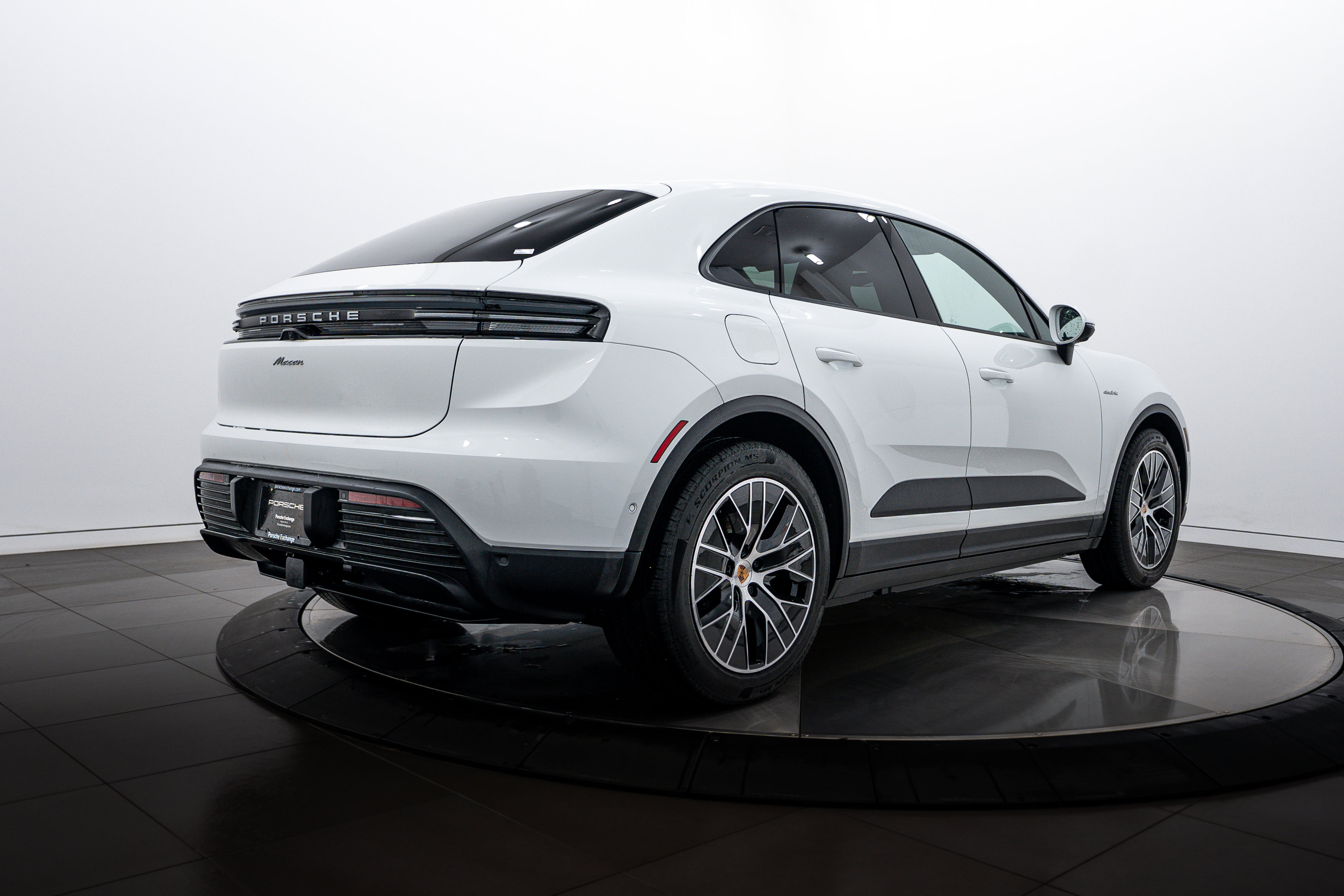 Certified 2025 Porsche Macan Electric image 7