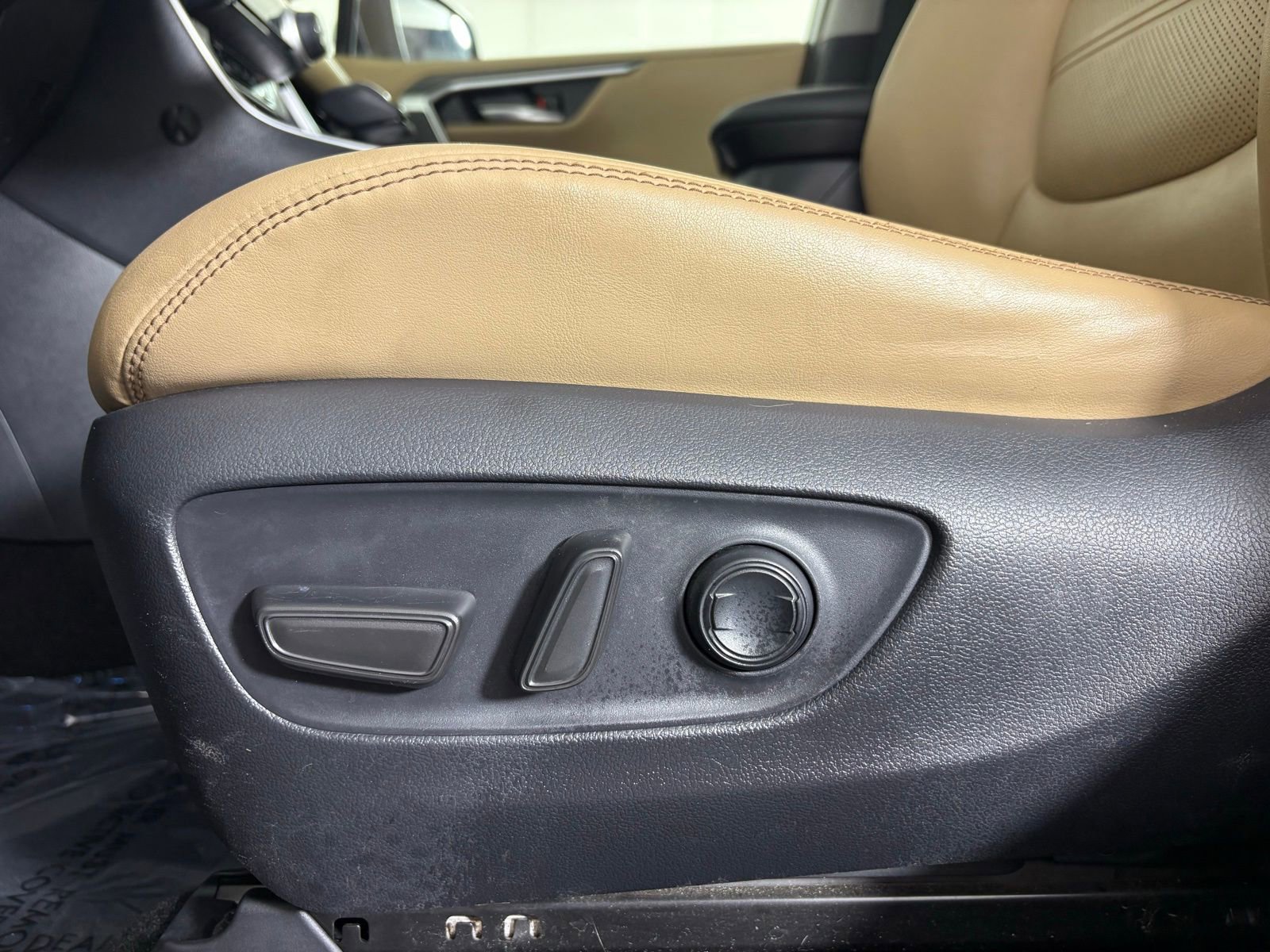 Used 2020 Toyota RAV4 Limited image 12