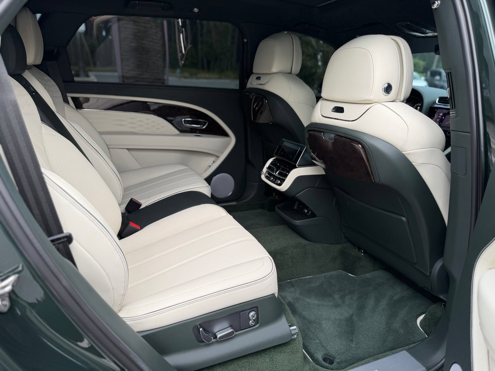 Certified 2024 Bentley Bentayga Extended Wheelbase AWD/4WD image 31