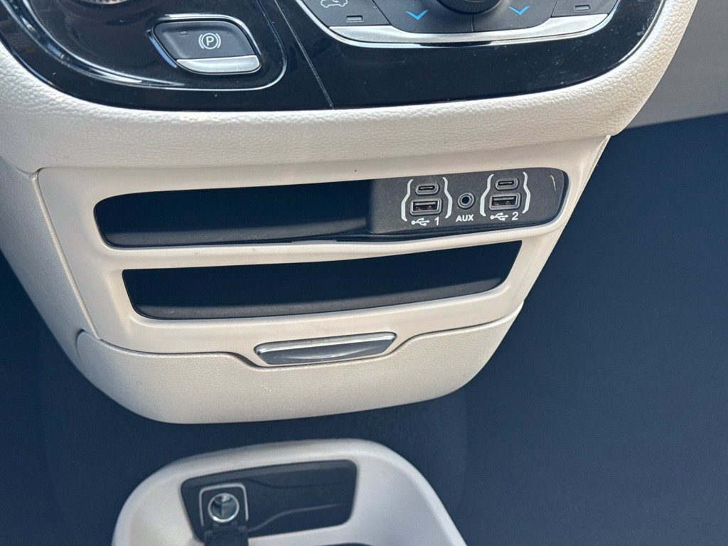 Used 2024 Chrysler Pacifica Limited FWD image 25
