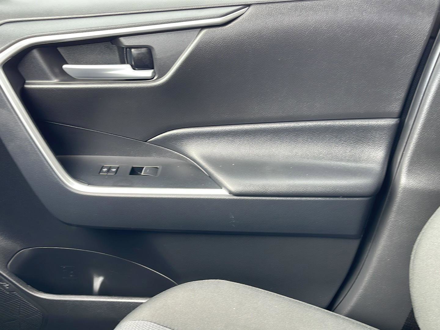 Used 2025 Toyota RAV4 XLE AWD/4WD image 31