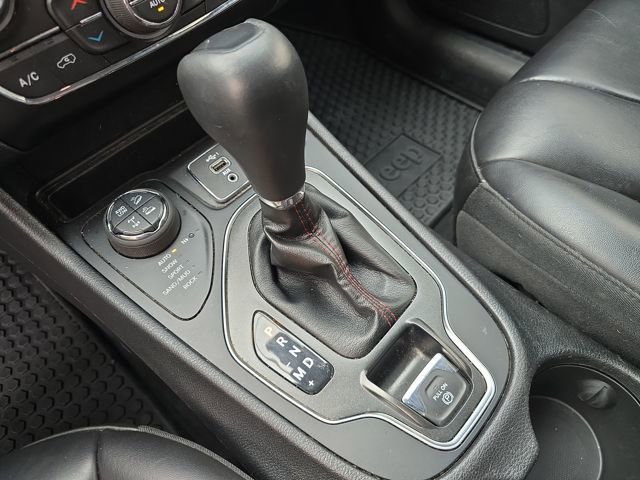 Used 2019 Jeep Cherokee Trailhawk w/ Cold Weather Group image 22