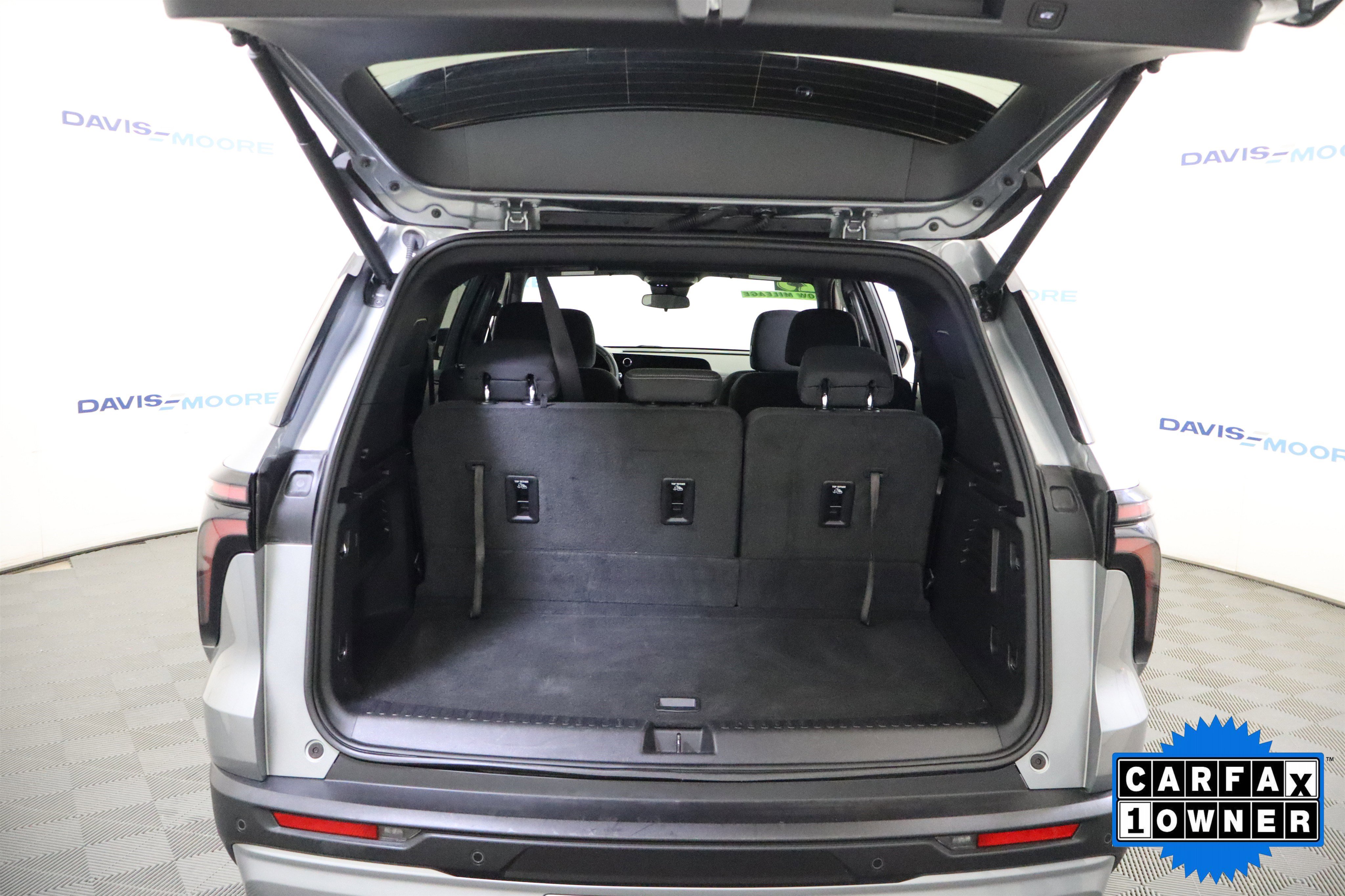 Used 2025 Chevrolet Traverse LT image 8