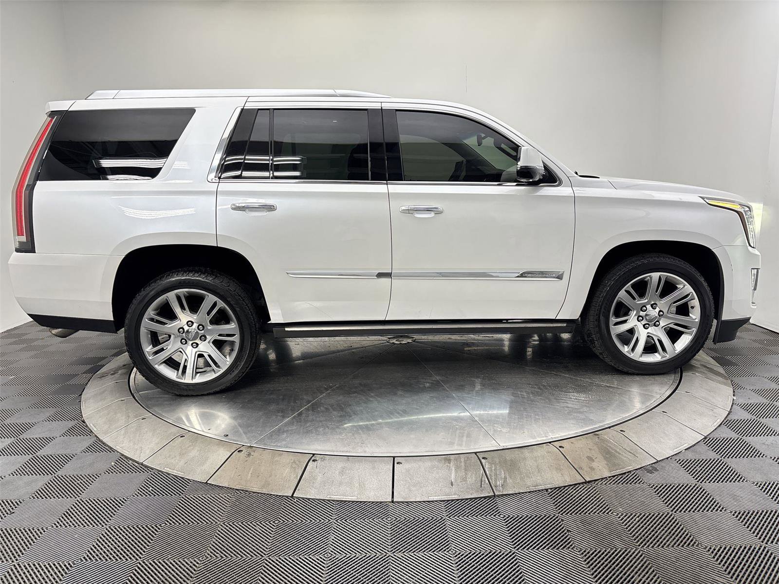 Used 2016 Cadillac Escalade Premium AWD/4WD image 17