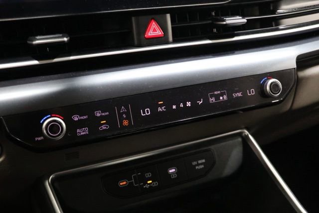 Used 2025 Kia Carnival FWD image 28