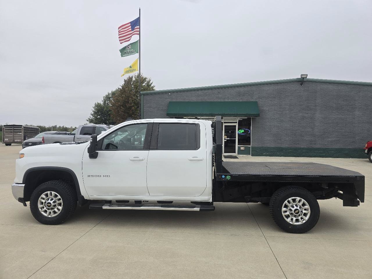 Used 2024 Chevrolet Silverado 2500 LT w/ Convenience Package AWD/4WD image 2