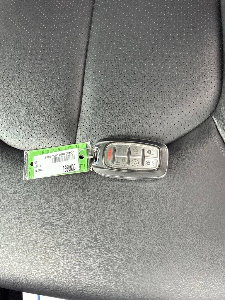 Used 2025 Chrysler Pacifica Select FWD image 54