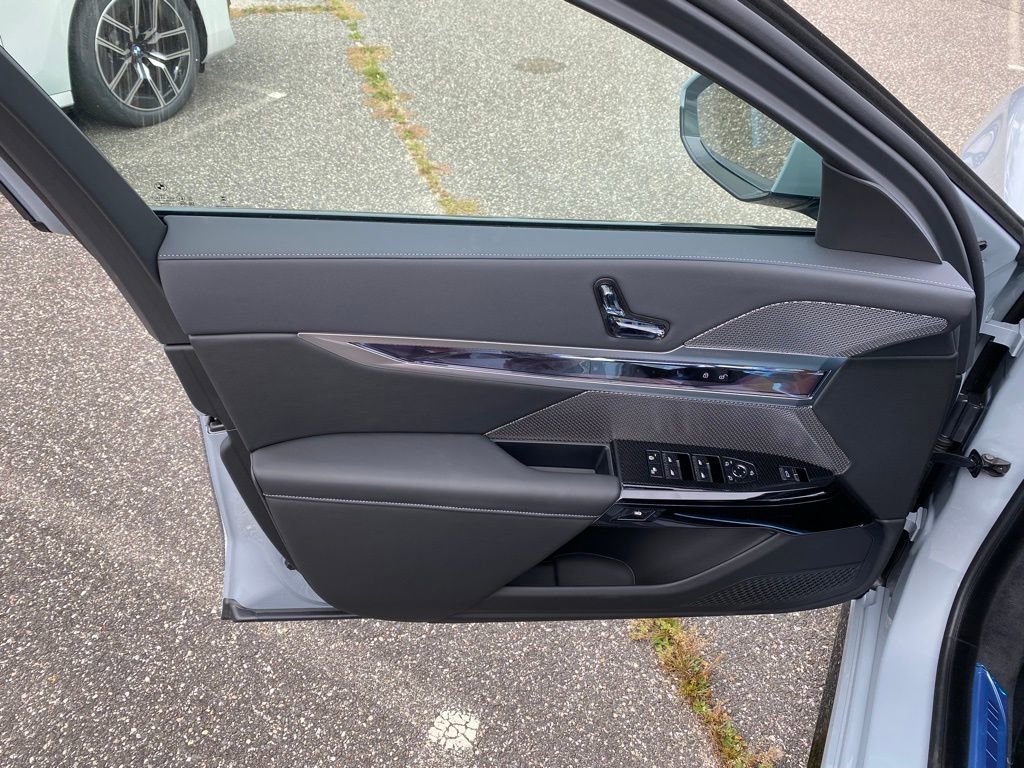 New 2026 BMW 750e xDrive w/ Executive Package image 15