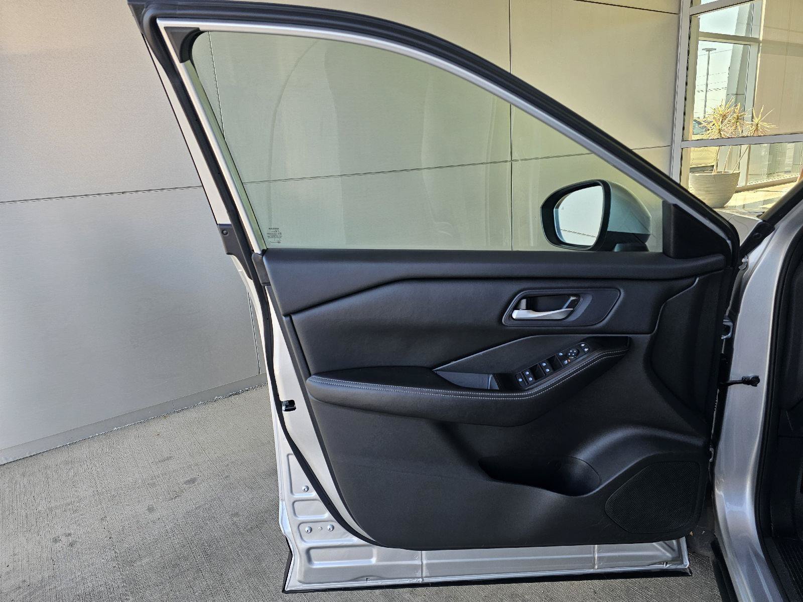 Used 2024 Nissan Rogue SV FWD image 17