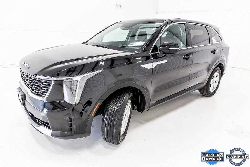 Used 2025 Kia Sorento LX image 2