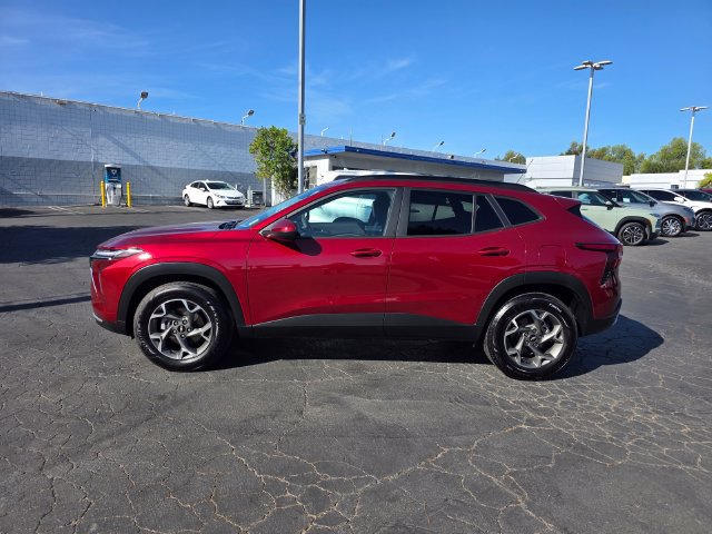 Used 2025 Chevrolet Trax LT FWD image 4