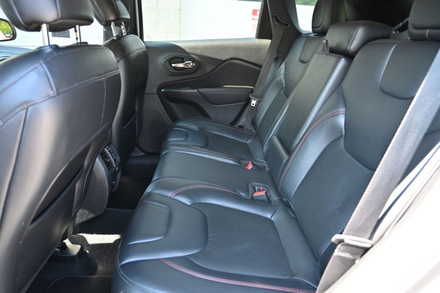 Used 2020 Jeep Cherokee Trailhawk AWD/4WD image 11