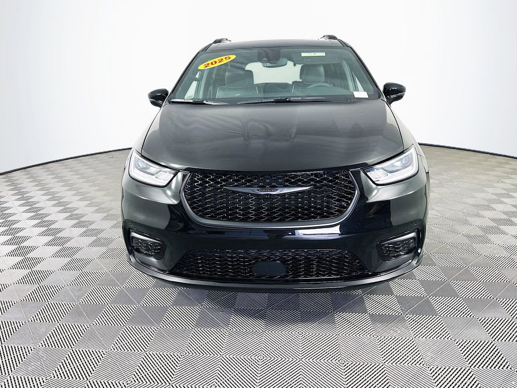 Certified 2025 Chrysler Pacifica Limited image 4