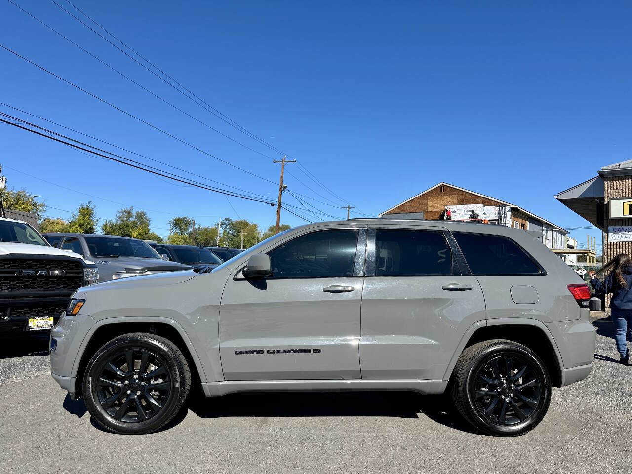 Used 2022 Jeep Grand Cherokee Laredo X image 2
