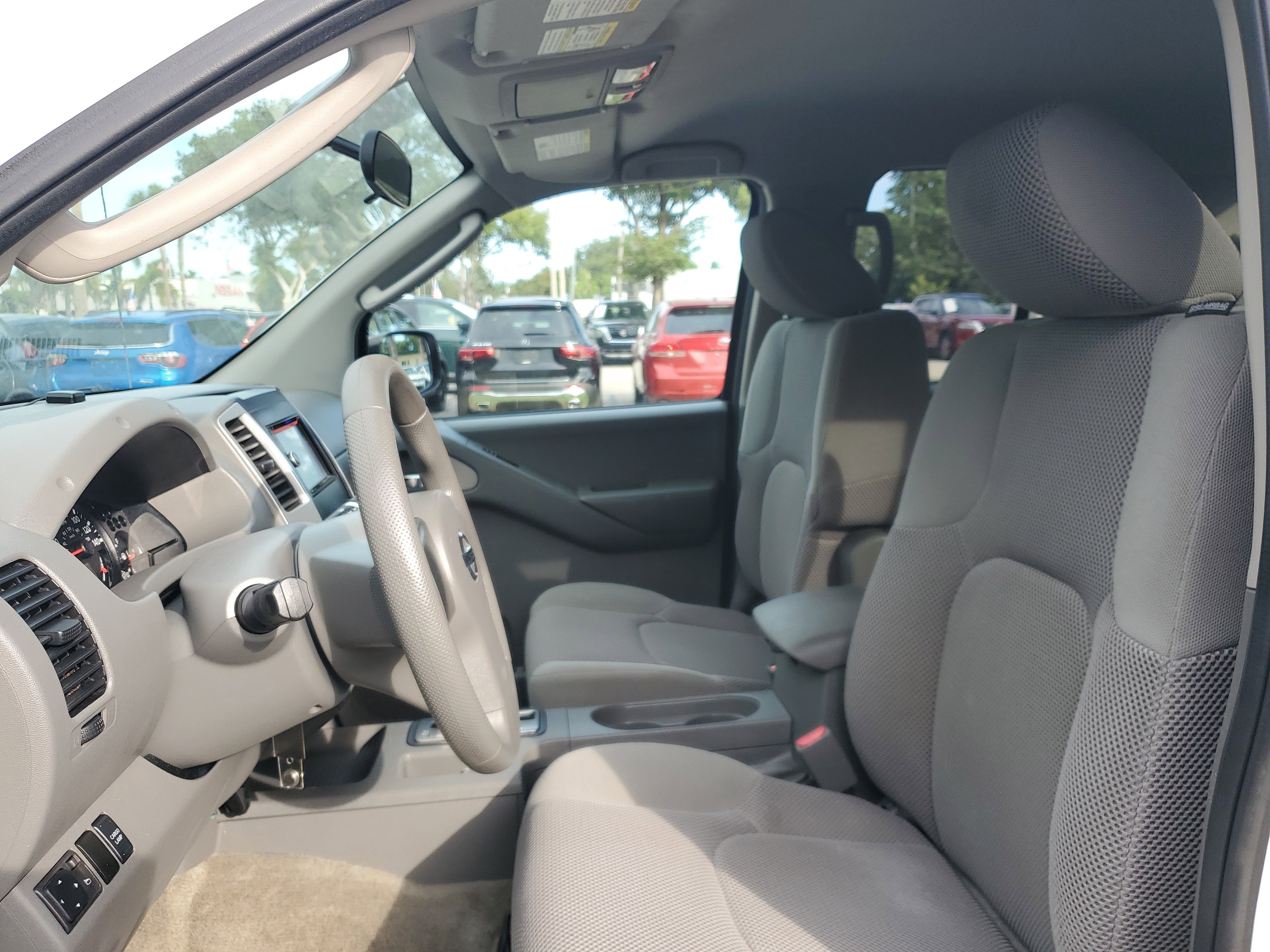 Used 2011 Nissan Frontier SV image 9