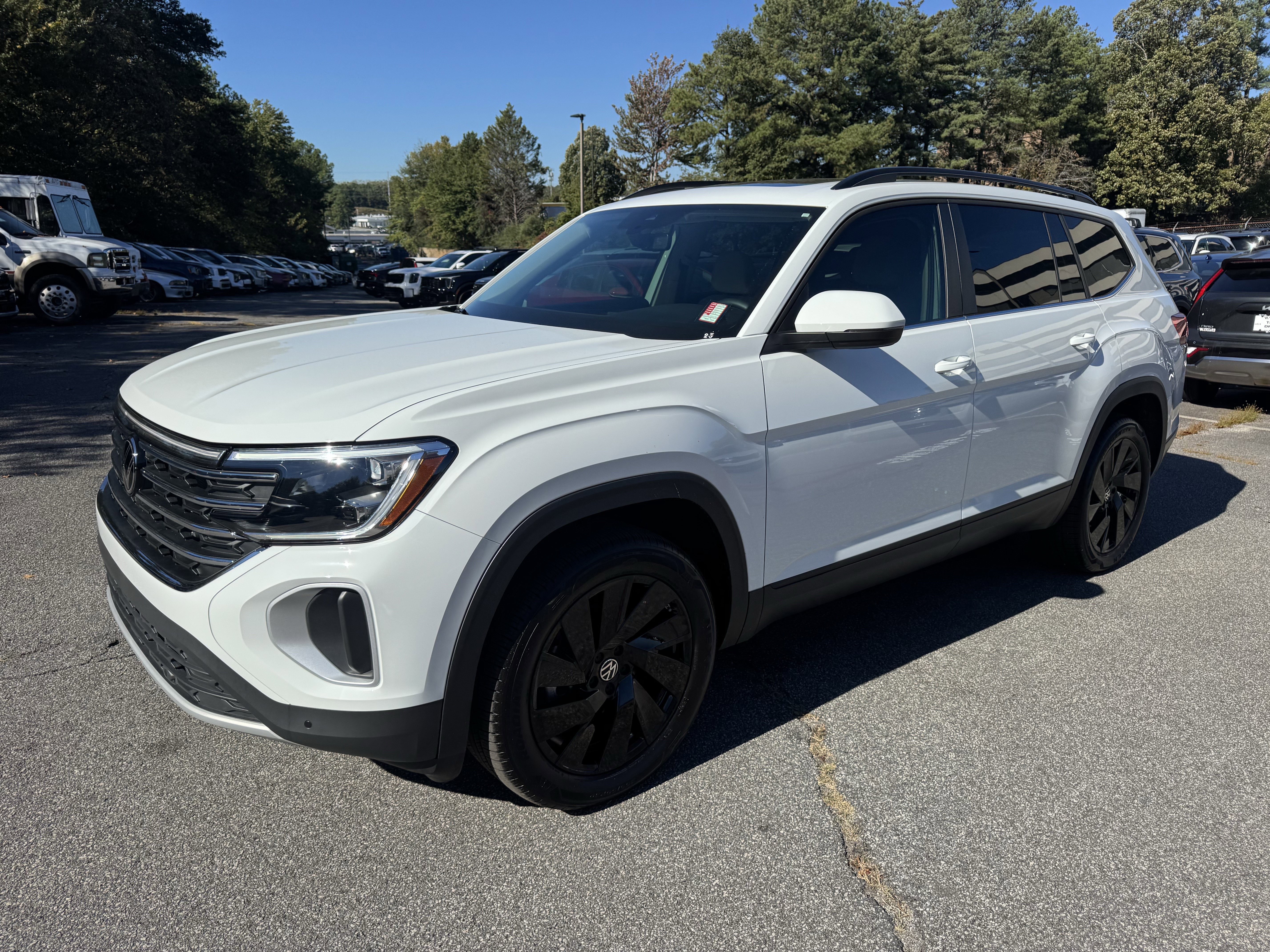 Used 2025 Volkswagen Atlas SE image 3