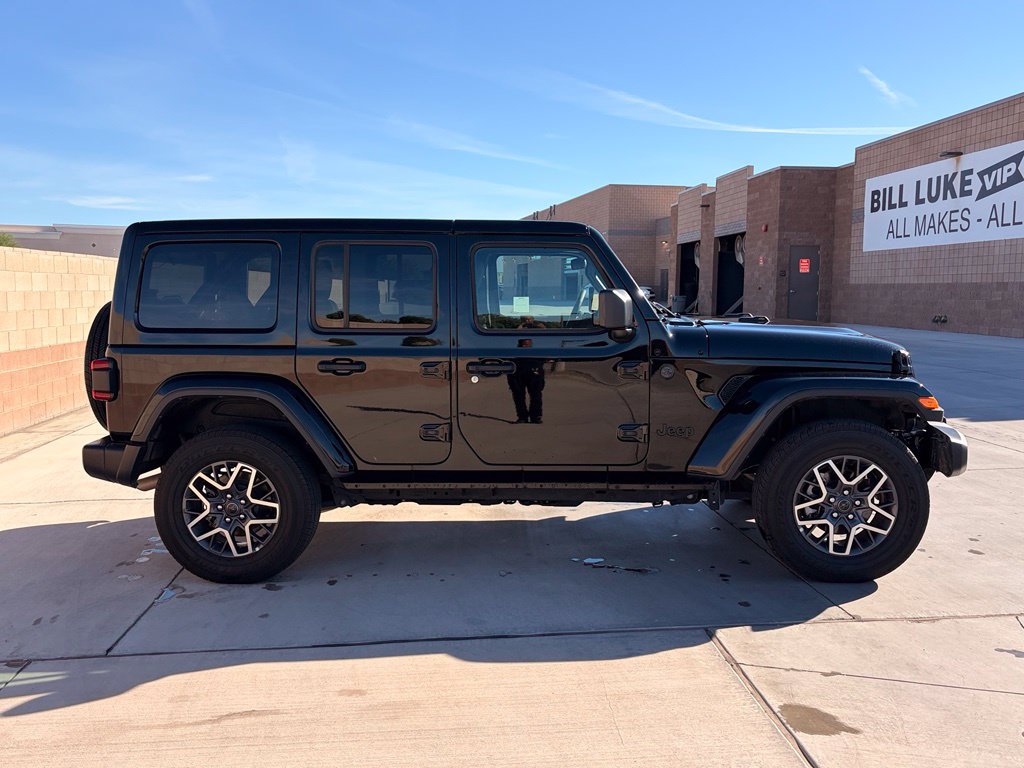 Used 2025 Jeep Wrangler Unlimited Sahara AWD/4WD image 10