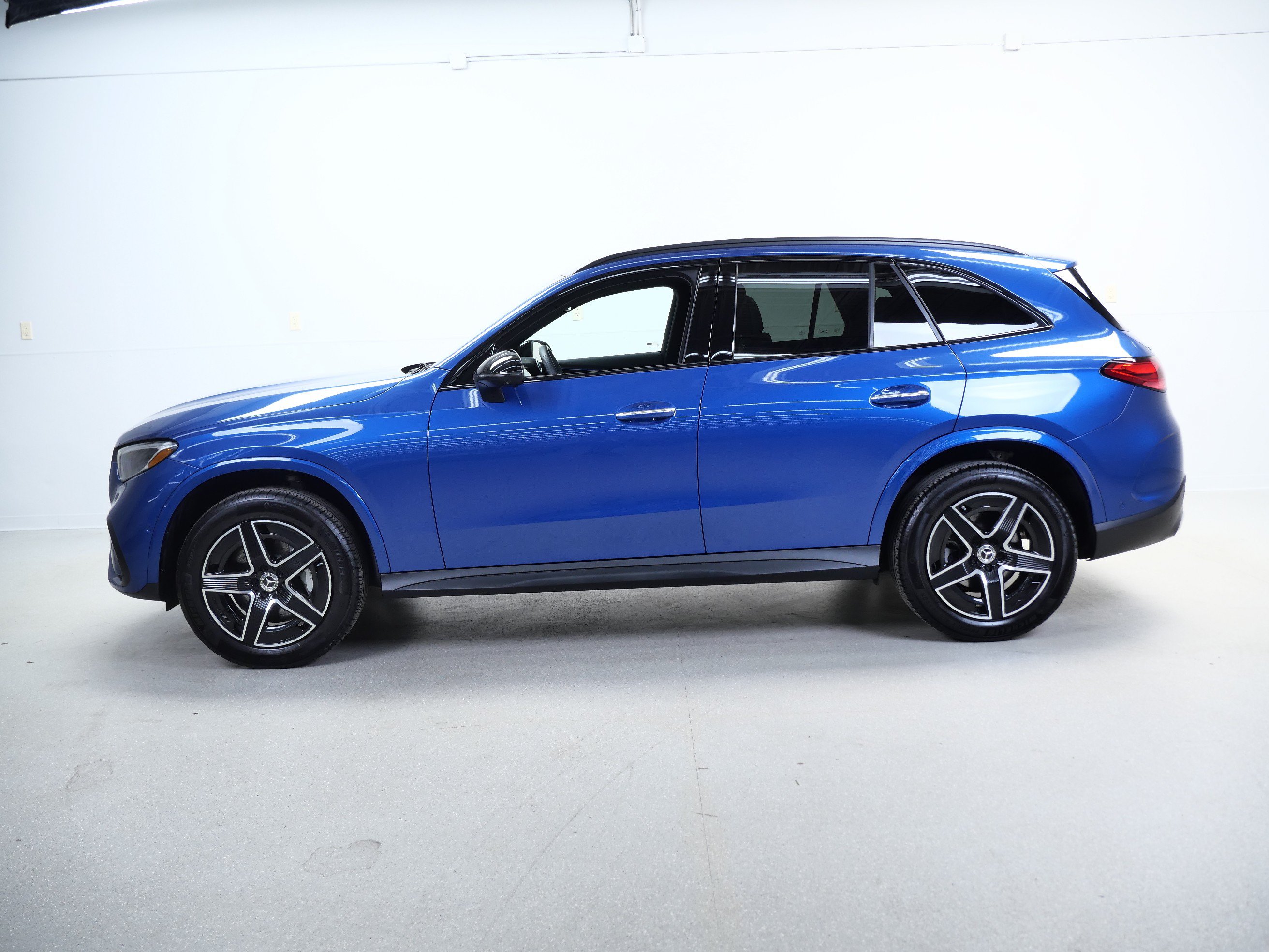 Used 2025 Mercedes-Benz GLC 300 4MATIC image 10