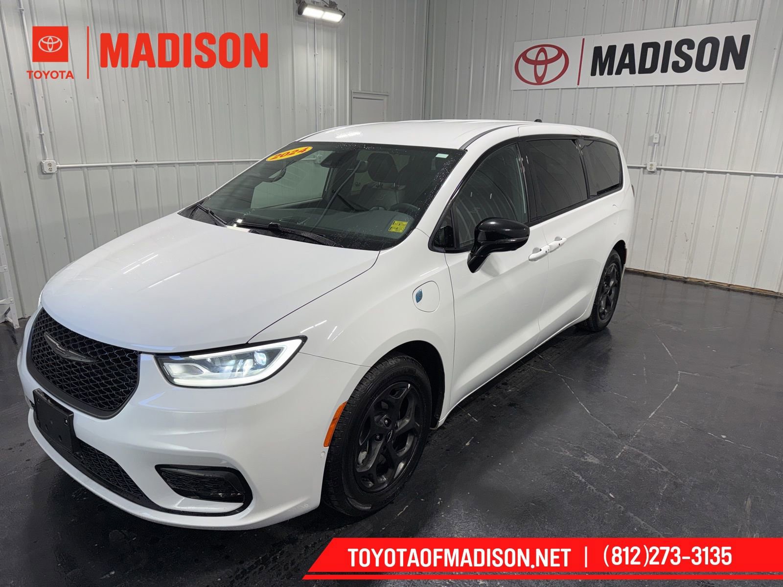 Used 2024 Chrysler Pacifica Select