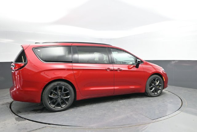 Used 2025 Chrysler Pacifica Limited FWD image 2