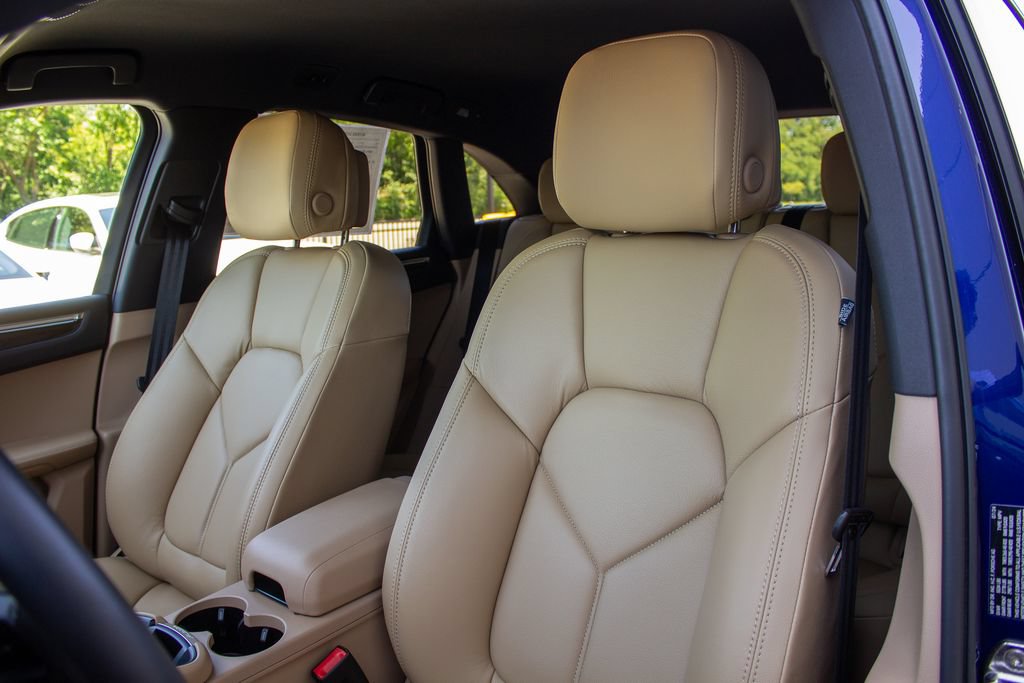 Used 2025 Porsche Macan AWD/4WD image 12