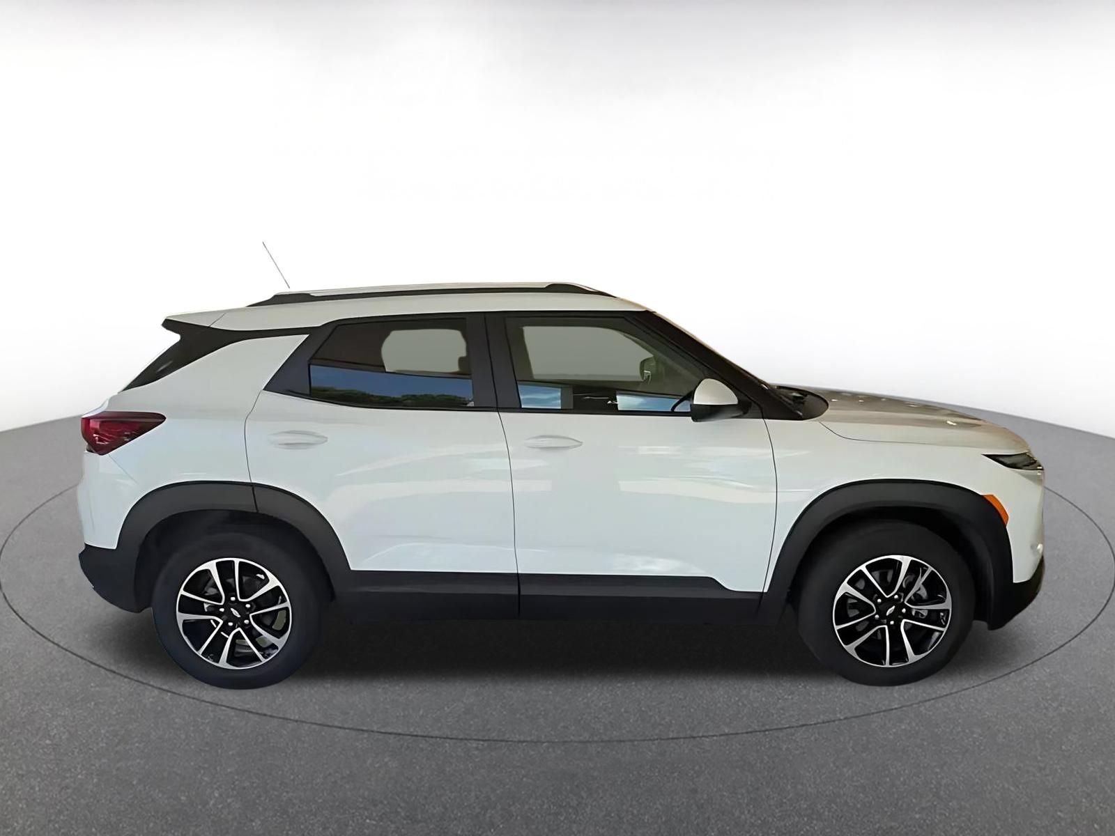 Used 2025 Chevrolet TrailBlazer LT AWD/4WD image 16