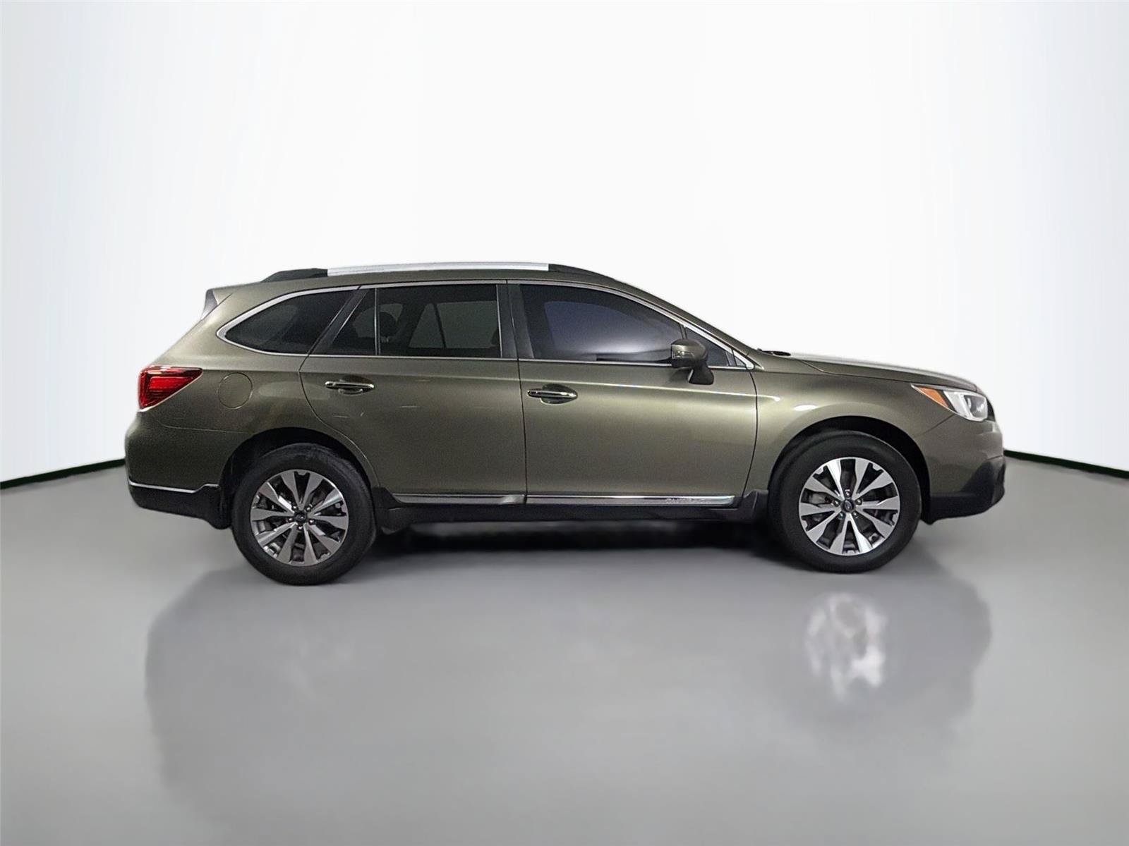 Used 2017 Subaru Outback 3.6R Touring w/ Popular Package #5A AWD/4WD image 4