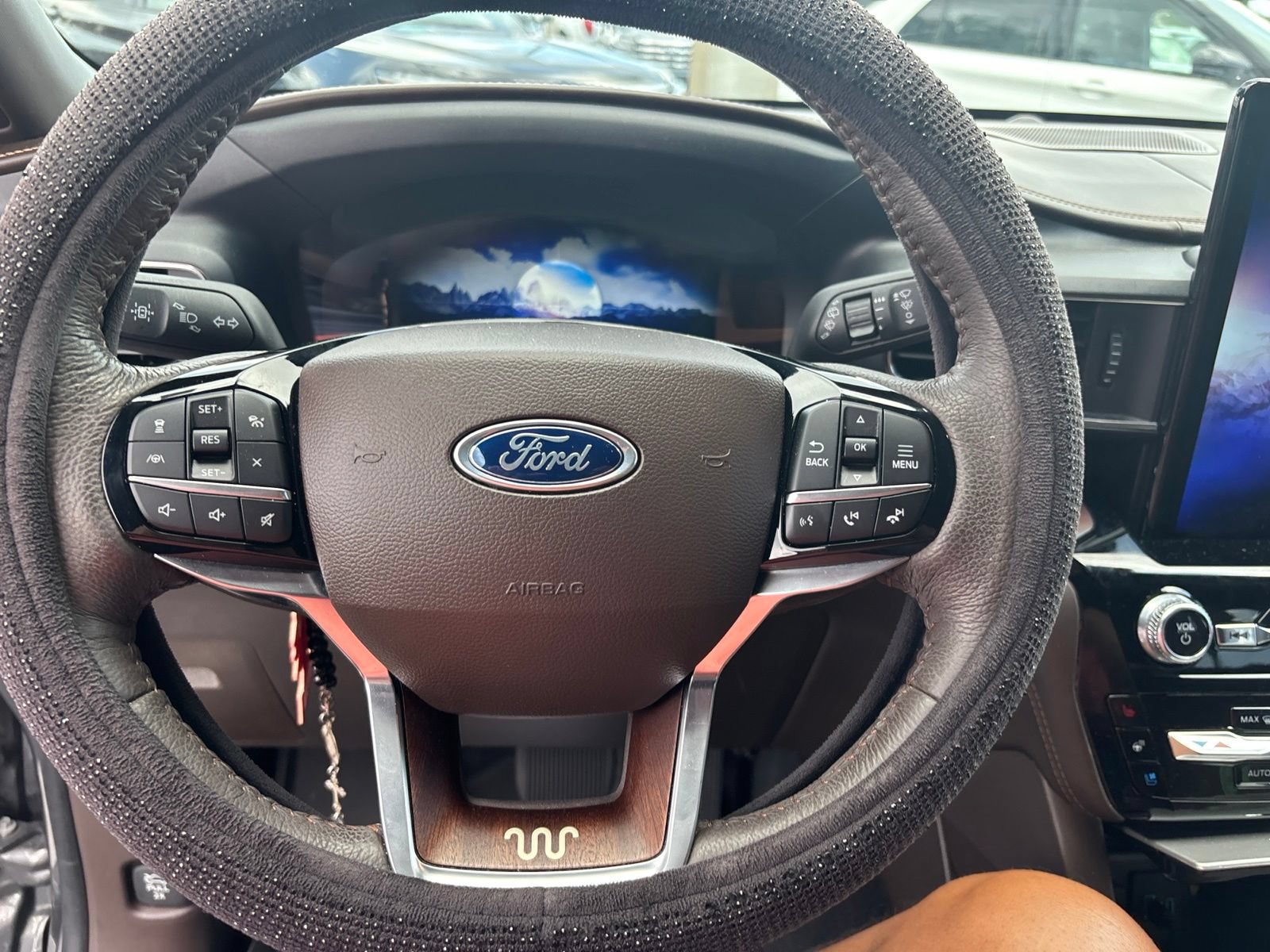 Used 2024 Ford Explorer King Ranch w/ Technology Package RWD image 9