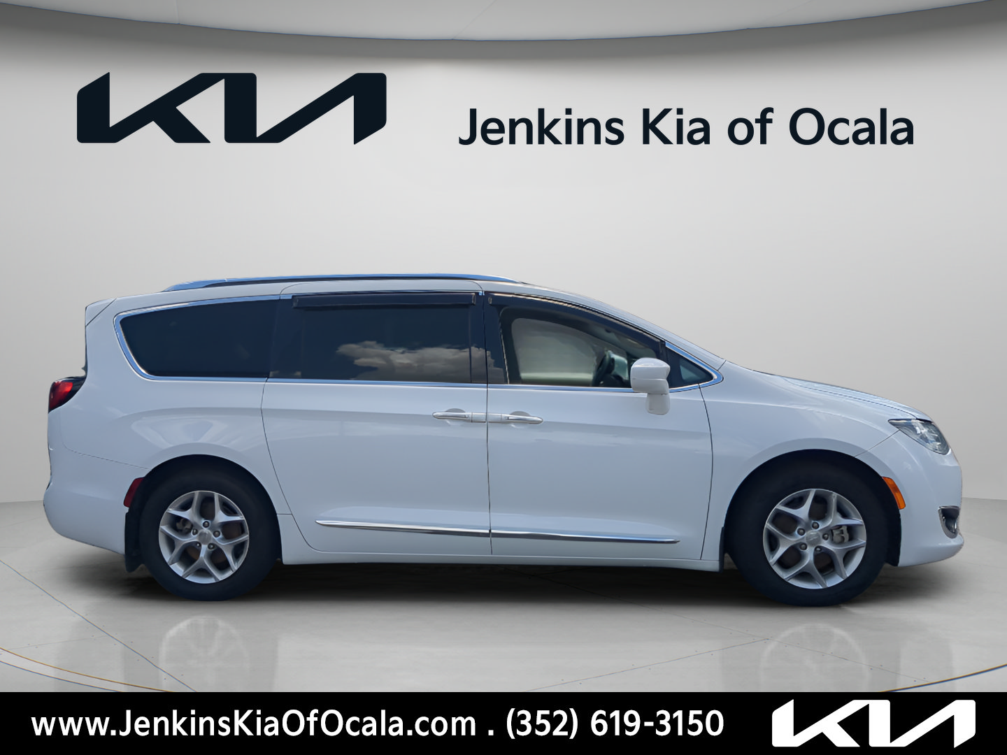 Used 2018 Chrysler Pacifica Touring-L Plus FWD image 2