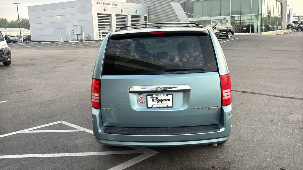 Used 2009 Chrysler Town & Country Touring FWD image 33